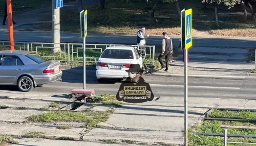 В Барнауле водитель Nissan влетел забор и скрылся, бросив машину