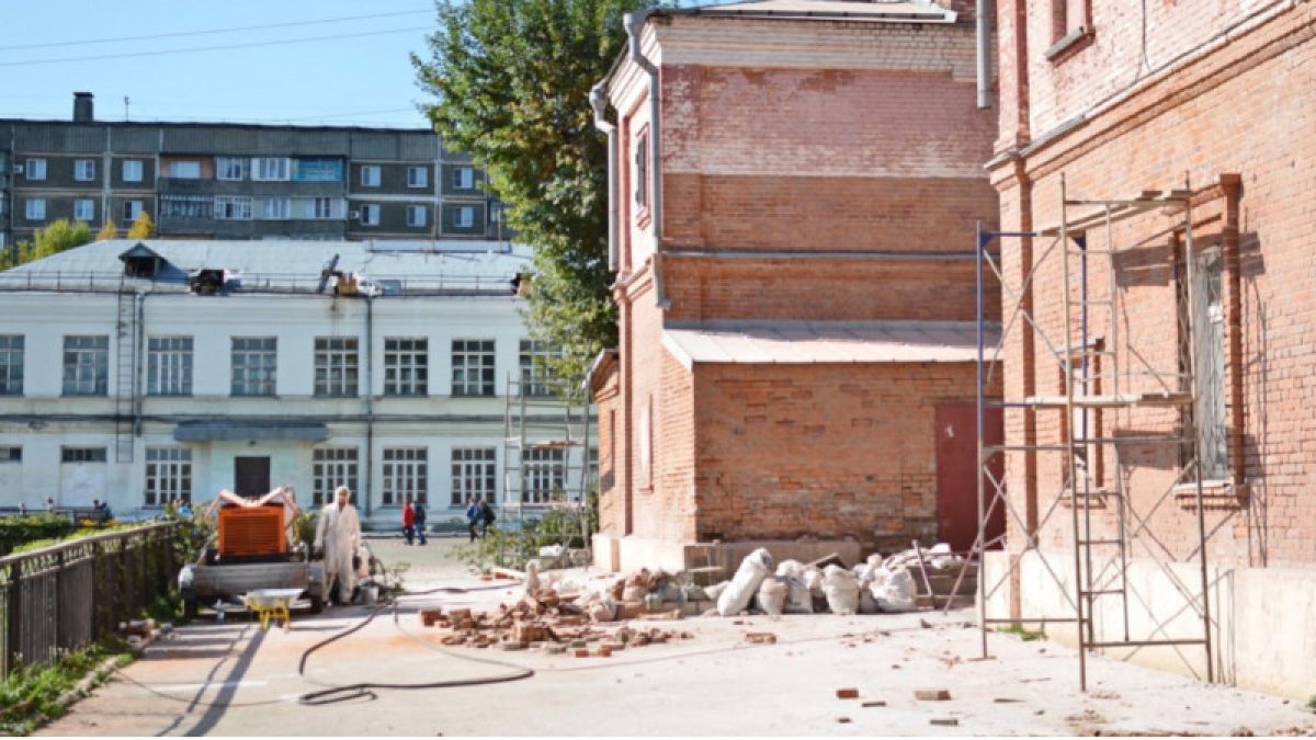 Строители и реставраторы работают на ремонте старейшей школы Бийска