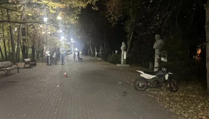 В Парке Победы Горно-Алтайска пьяный подросток на мотоцикле сбил прохожего