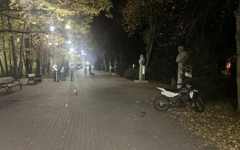 В Парке Победы Горно-Алтайска пьяный подросток на мотоцикле сбил прохожего