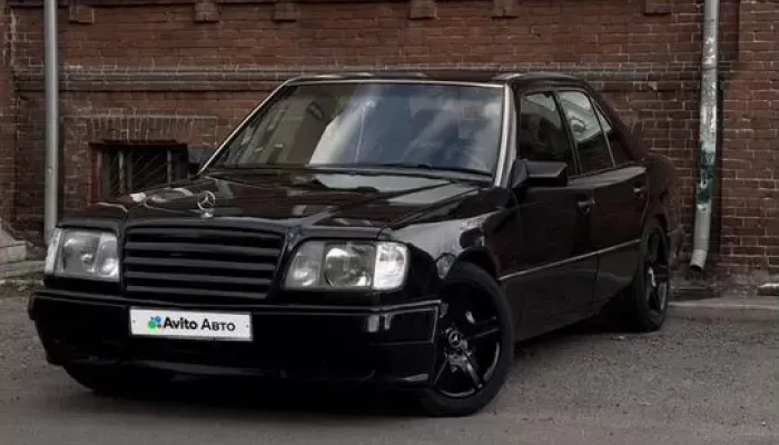 Вызывающий восхищение легендарный Mercedes из 90-х продают в Барнауле. Фото