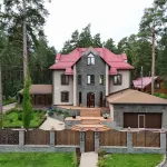 Огромный коттедж с прямым выходом в лес продают за 103 млн рублей в Барнауле. Фото
