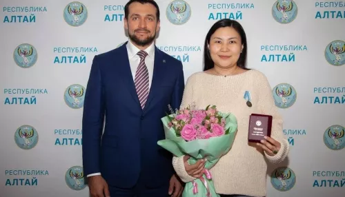 Александр Прокопьев вручил медаль Ирбис сотруднице Комитета семей воинов Отечества