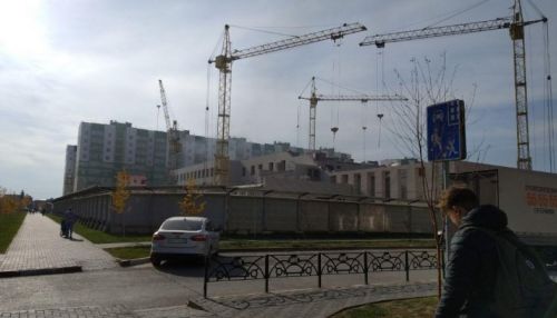 Строящееся здание загорелось в Барнауле