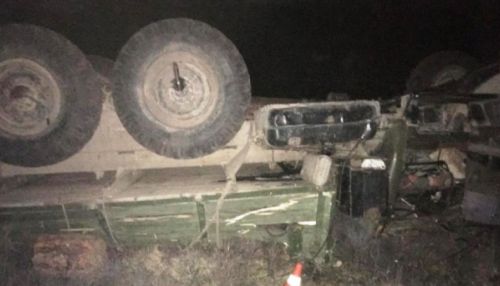 Грузовик упал с горы в Республике Алтай – двое погибших