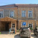Наследие двух держав: в Бийске продают 120-летний особняк с гаражами времен оттепели