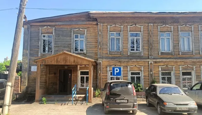Наследие двух держав: в Бийске продают 120-летний особняк с гаражами времен оттепели