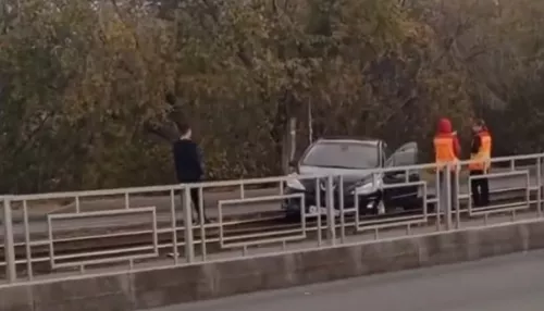 Молодой водитель потерял управление и вылетел на рельсы в Барнауле
