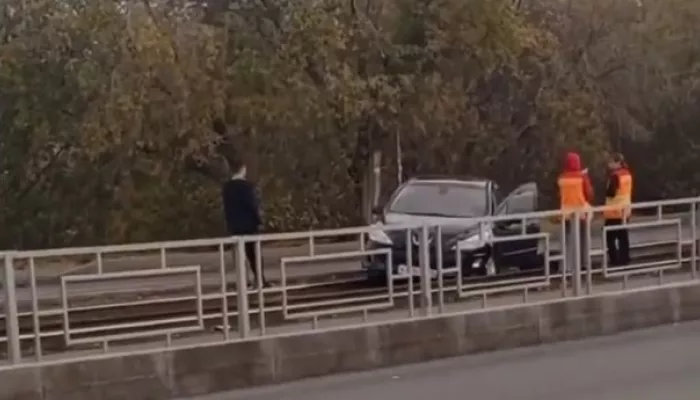Молодой водитель потерял управление и вылетел на рельсы в Барнауле