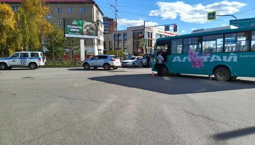 Бесправная женщина на кроссовере устроила ДТП с автобусом в Горно-Алтайске