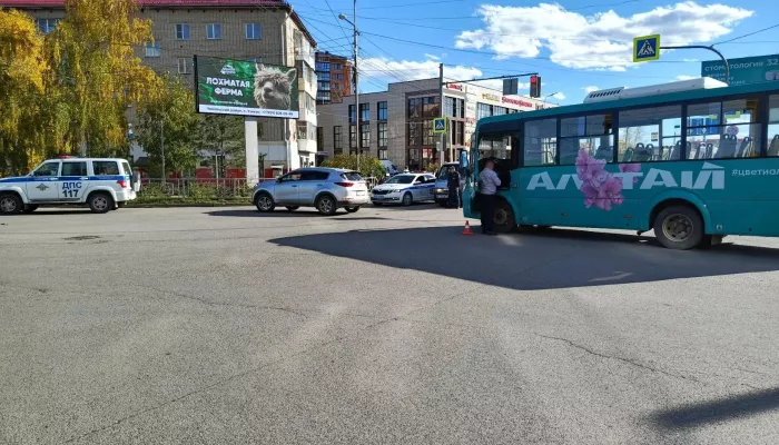 Бесправная женщина на кроссовере устроила ДТП с автобусом в Горно-Алтайске