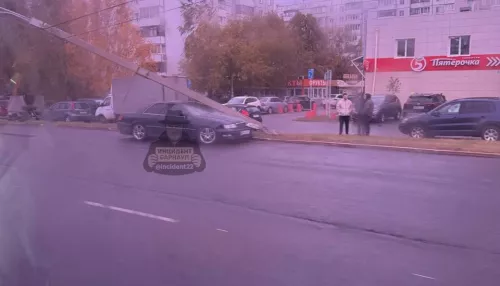 На Павловском тракте Toyota Mark 2 наехала на электроопору