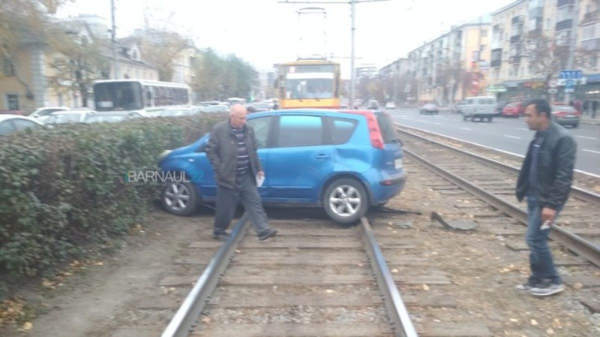 "Трамвая можно не ждать": иномарка залетела на рельсы на Ленина в Барнауле