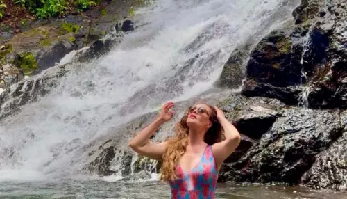 Екатерина Андреева поделилась фото под водопадом из Колумбии
