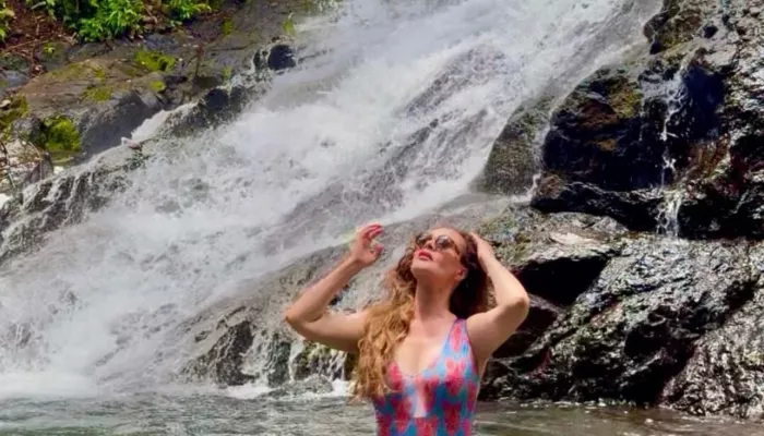 Екатерина Андреева поделилась фото под водопадом из Колумбии