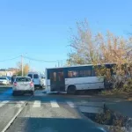 Водитель в Бийске погиб под колесами автобуса, когда чинил его