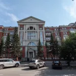 Квартиру-особняк с французским балконом продают в самом центре Барнаула. Фото