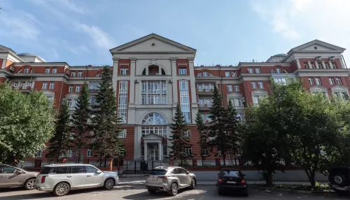 Квартиру-особняк с французским балконом продают в самом центре Барнаула. Фото