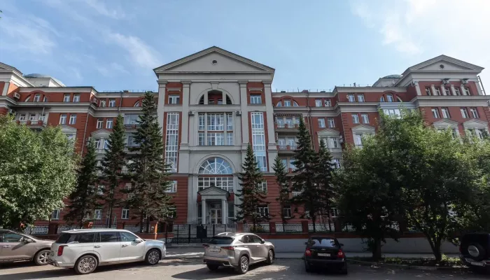 Квартиру-особняк с французским балконом продают в самом центре Барнаула. Фото