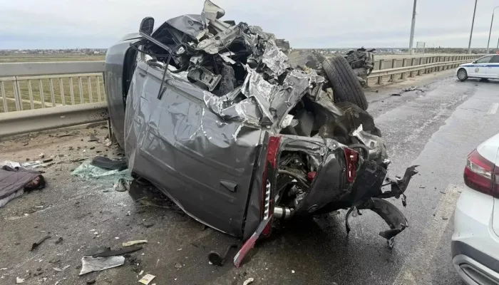 Две сестры погибли в жестком ДТП с переворотом на мосту. Фото последствий