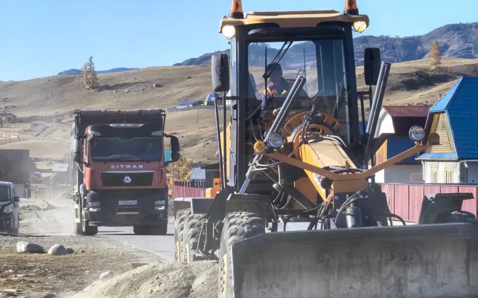 В селе Улаган Республики Алтай продолжают ремонтировать дороги