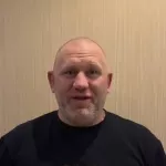 Известный российский боец ММА бросил жену через соцсети