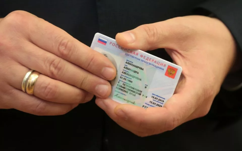 В России бумажные паспорта заменят на цифровые смарт-карты
