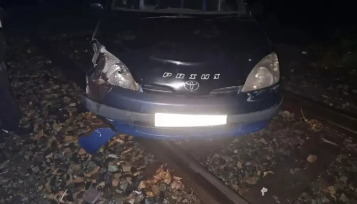 Поезд сбил выехавший на пути автомобиль в Алтайском крае