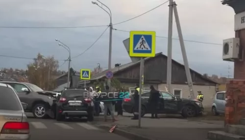 Тройное ДТП с дорогими внедорожниками произошло в Барнауле. Видео