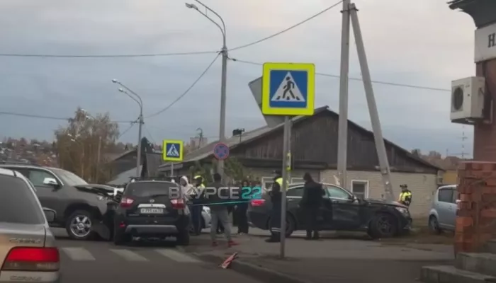 Тройное ДТП с дорогими внедорожниками произошло в Барнауле. Видео
