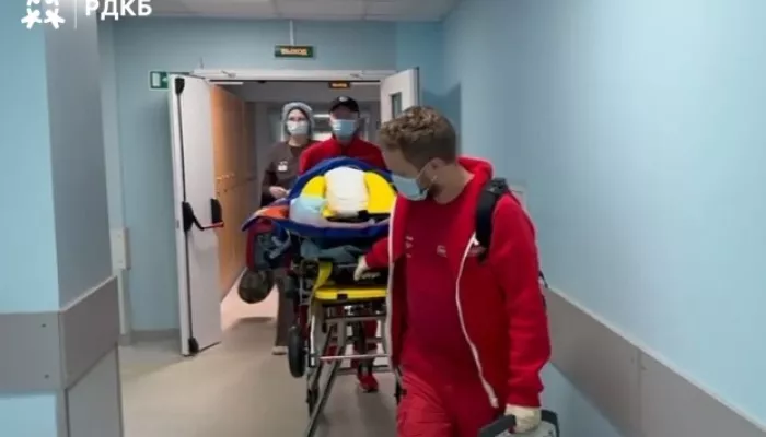 Подростка, пережившего нападение медведя в Алтайском крае, доставили в Москву