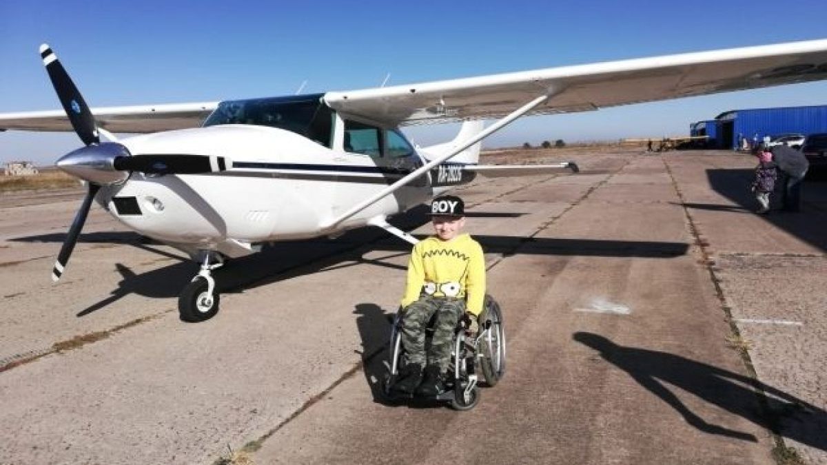 11-летний барнаулец, прикованный к инвалидному креслу, сел за штурвал самолета