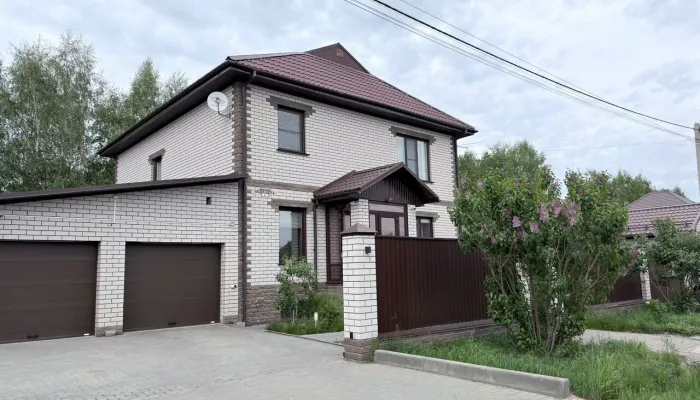 Дом с дорогим ремонтом и бассейном продают в барнаульском Спутнике