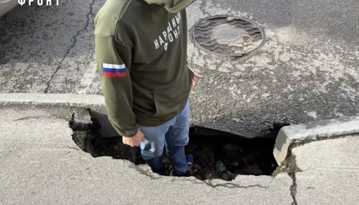 Огромная яма на проспекте Красноармейском беспокоит барнаульцев
