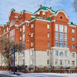 Двухуровневую квартиру с отдельным входом с улицы продают в центре Барнаула. Фото