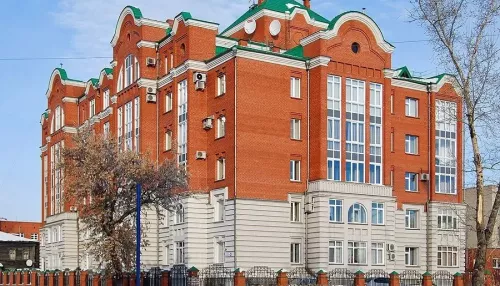 Двухуровневую квартиру с отдельным входом с улицы продают в центре Барнаула. Фото