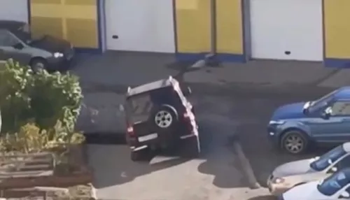 Автомобиль провалился под асфальт во дворе в Бийске. Видео