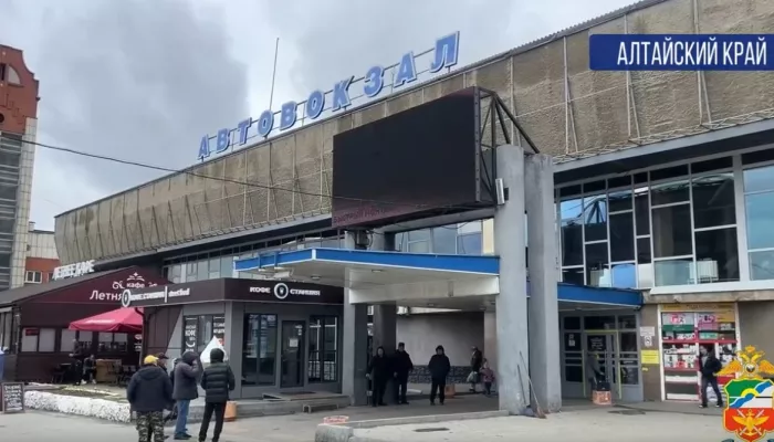 Что случилось на барнаульском автовокзале и почему оттуда вывели троих в наручниках