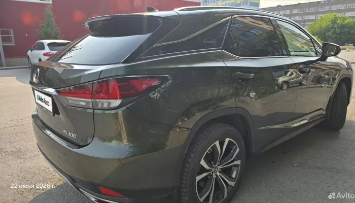 Lexus в редком изумрудном цвете продают в Алтайском крае. Фото
