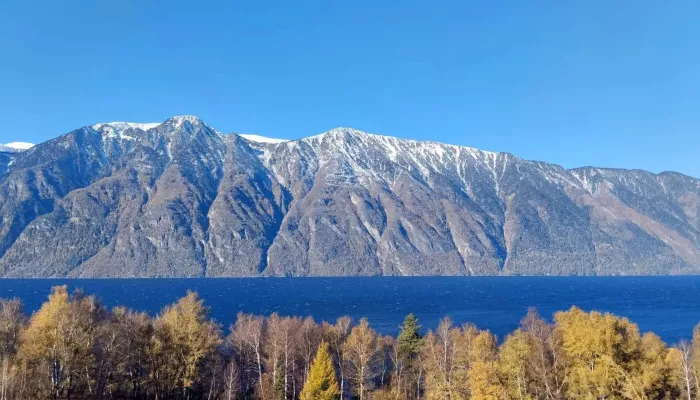 Сезон осенних верховок начался на Телецком озере. Фото