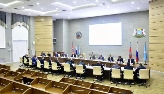 В Барнауле обсудили безопасность на дорогах, профилактику киберугроз и пожаров