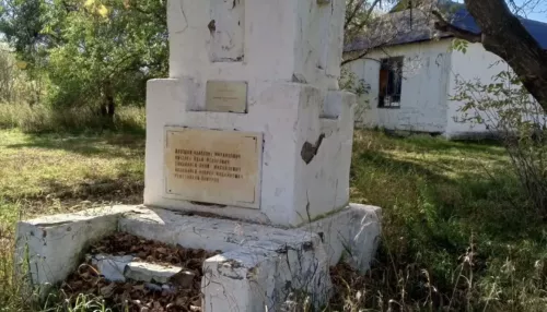 Состояние мемориала и братской могилы тревожит жителей села в Алтайском крае