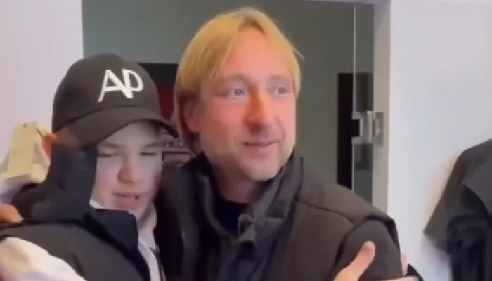 Мальчик из Барнаула встретился с известным фигуристом Евгением Плющенко