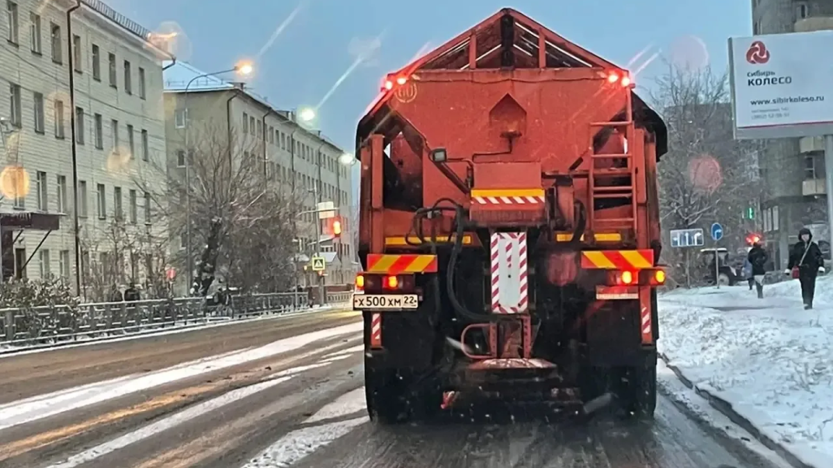 Дорожная техника на улицах Барнаула