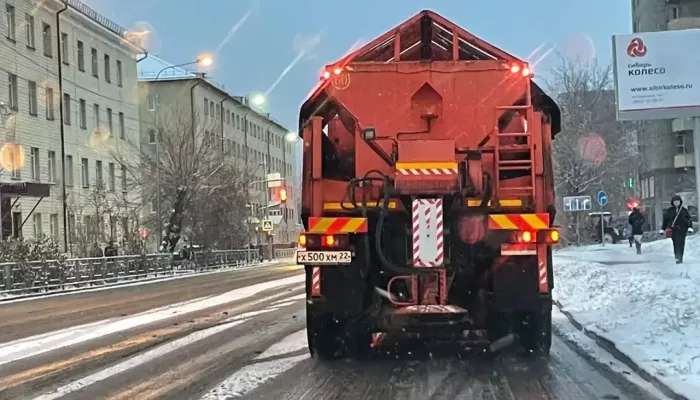 Техника и реагенты готовы: барнаульские дорожники переходят на зимний режим