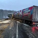 ДТП с двумя грузовиками перекрыло движение на трассе Сибирь. Фото