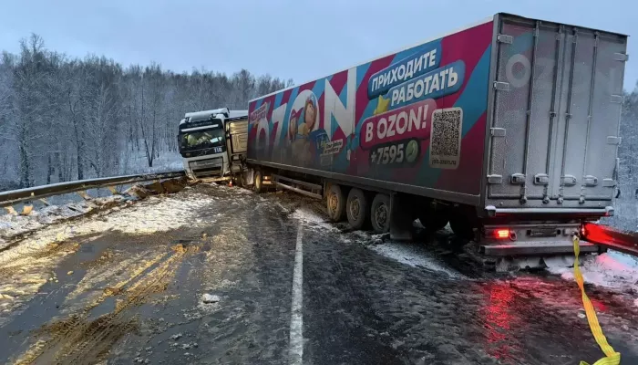 ДТП с двумя грузовиками перекрыло движение на трассе Сибирь. Фото