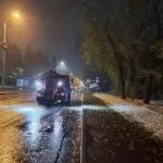 Дорожники обрабатывают от гололеда улицы и тротуары Барнаула