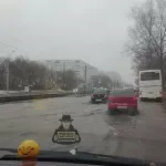 В Барнауле затопило улицу Антона Петрова, движение трамваев изменено