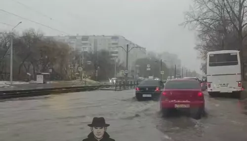 В Барнауле затопило улицу Антона Петрова, движение трамваев изменено